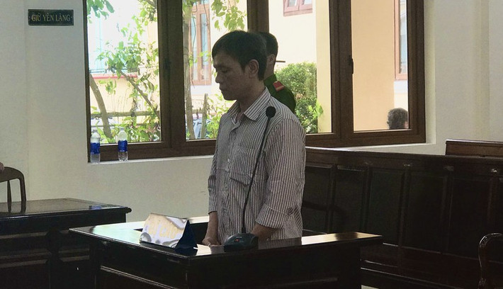 1. Giết người vì mời thuốc không hút: Ngày 18/9, TAND tỉnh Đồng Nai tuyên phạt Đoàn Quốc Tuấn (39 tuổi, trú tại TP Long Khánh) 7 năm tù về tội giết người. Theo cáo trạng, Tuấn gặp ông Nguyễn Quốc Thái (45 tuổi, trú cùng địa bàn) đang ngồi chơi, Tuấn lại gần lấy thuốc lá mời ông Thái hút nhưng ông Thái từ chối và dùng tay gạt làm gói thuốc rơi xuống đất. Bực tức Tuấn giết ông Thái.