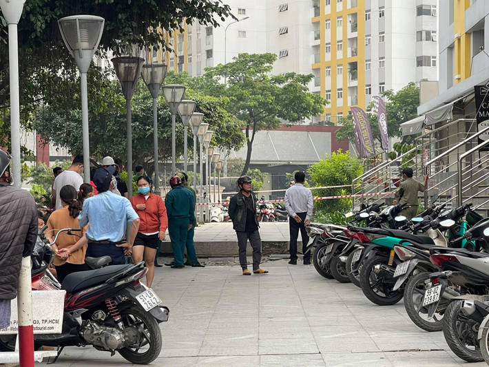 Nhận được tin báo, Công an quận 8 đã phối hợp với các đơn vị liên quan nhanh chóng xuống nơi xảy ra sự việc phong tỏa hiện trường, khám nghiệm điều tra.