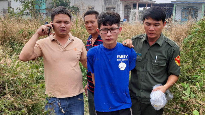 Bắt nóng đối tượng cướp giật dây chuyền tại tiệm vàng: Chiều 24/1, Công an phường Hoà Lợi, thị xã Bến Cát, tỉnh Bình Dương nhận tin báo có đối tượng cướp giật dây chuyền vàng tại Tiệm vàng Lê Thành. Sau đó, lực lượng chức năng đã phối hợp với người dân bắt giữ đối tượng Trần Huy Thắng (22 tuổi, quê Đăk Lăk) thu giữ tang vật là 2 sợi dây chuyền vàng 24k, trọng lượng 6 chỉ, trị giá 34 triệu đồng.
