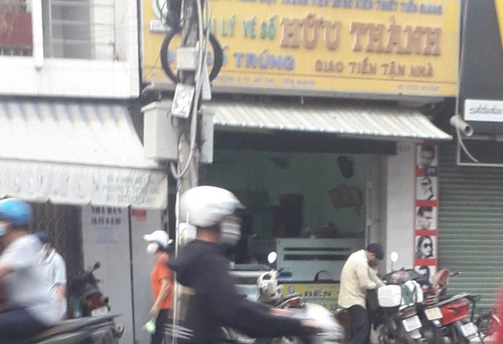 Đại lý vé số bị trộm gần 700 triệu đồng: Ngày 25/1, Công an TP Mỹ Tho, tỉnh Tiền Giang đang truy xét thủ phạm gây ra vụ trộm tại đại lý vé số ở phường 3 lấy đi số tài sản khoảng 700 triệu đồng. Ông Trương Hữu Tài, chủ đại lý vé số ở phường 3, trình báo khoảng 5h ngày 21/1, ông phát hiện cửa nhà bị kẻ trộm cạy phá. Chủ đại lý kiểm tra, phát hiện kẻ trộm đột nhập lấy 430 triệu đồng và 11.000 USD.