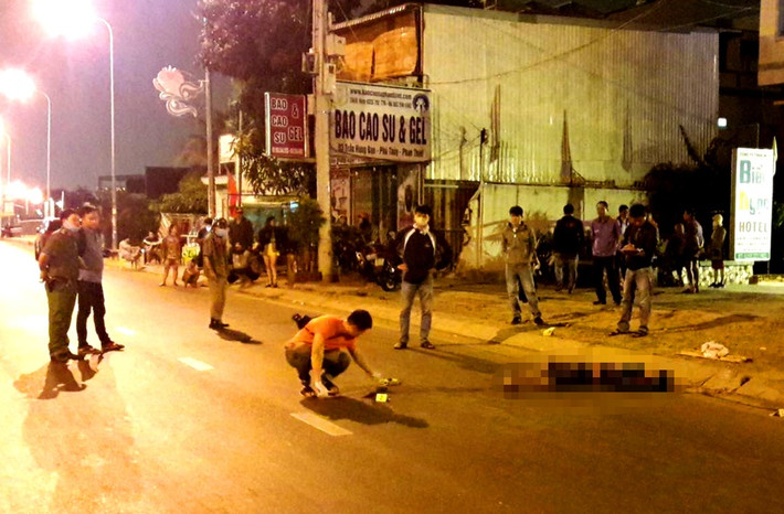 Thi thể nam thanh niên nằm bên lề đường: Tối 24/1, người dân phát hiện thi thể anh Trần Minh Hải (24 tuổi, ngụ ở TP Phan Thiết) nằm trên lề đường Trần Hưng Đạo thuộc phường Phú Thủy, TP Phan Thiết. Qua khám nghiệm, nạn nhân tử vong vì vết đâm ở cổ trái. Cảnh sát đã tạm giữ Bùi Văn Viện (quê Bạc Liêu) để điều tra. Viện khai nhận đã đánh nhau với Hải. Anh ta đã dùng dao đâm nạn nhân tử vong.
