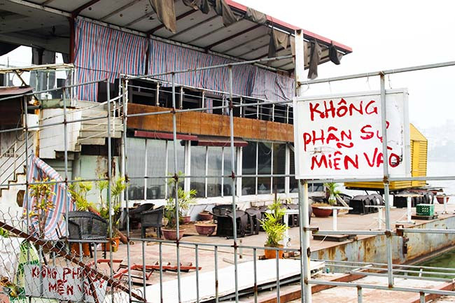 Theo ghi nhận của phóng viên, toàn bộ tàu thuyền neo đậu tại đây đều trong tình trạng hoen rỉ, nhiều thuyền đã xuống cấp, bị bục đáy khiến nước tràn vào. Điều này khiến cảnh quan khu vực bị ảnh hưởng trầm trọng.