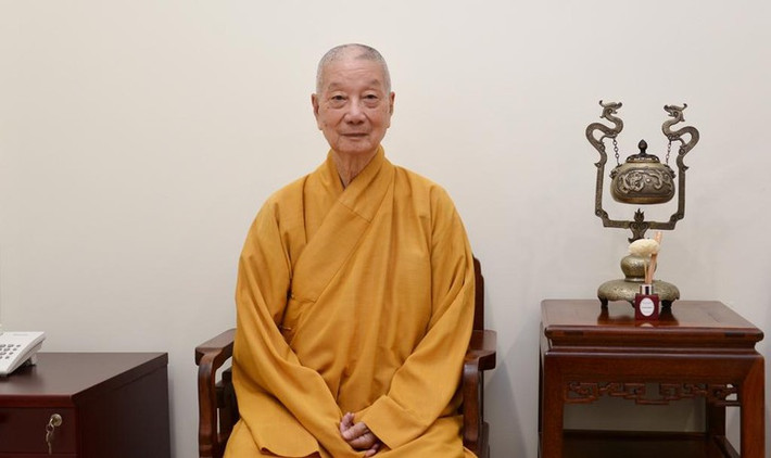 Trưởng lão Hòa thượng Thích Trí Quảng sinh năm 1940 tại xã Phú Mỹ Hưng, huyện Hóc Môn, Gia Định (nay là huyện Củ Chi, TP HCM). Năm lên 10 tuổi, ngài xuống tóc xuất gia với Đại lão Hòa thượng Thích Trí Đức (1909-1999) tại tổ đình Huê Nghiêm (Thủ Đức), được Hòa thượng Bổn sư cho thọ giới Sa-di tại tổ đình Linh Nguyên (huyện Đức Hòa, tỉnh Long An).