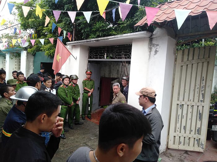 Người này cho biết thêm: “Một số người dân đã chạy nhanh ra phía cổng sau một số người trèo thang lên mái tôn tiếp cận sang khu vực gác xép nhà nạn nhân. Tôi thì dùng búa đập tường nhà hàng xóm để thông sang. Tuy nhiên lửa cháy rất nhanh, chỉ 5 phút sau không còn nghe thấy tiếng kêu cứu nữa…”.