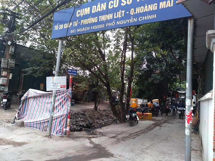 Sáng ngày 1/12, lãnh đạo UBND Thịnh Liệt (quận Hoàng Mai, Hà Nội) xác nhận, UBND phường đang phối hợp với cơ quan chức năng bảo vệ hiện trường vụ cháy ngôi nhà cấp 4 tại số nhà 22, hẻm 143/202/2 phố Nguyễn Chính, tổ 38 trên địa bàn.