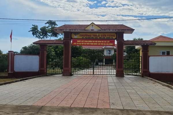Hiệu trưởng quan hệ với đồng nghiệp: Mới đây, anh L.L. (SN 1988), giáo viên Mỹ thuật Trường THCS C.T. (huyện Vĩnh Linh, Quảng Trị) gửi đơn tố cáo ông N.Đ.A., Bí thư Chi bộ, Hiệu trưởng nhà trường về việc ông này ép buộc vợ anh L. quan hệ bất chính. Ông Lê Thanh Hải, Trưởng Phòng GD-ĐT huyện Vĩnh Linh cho biết đang xác minh, xử lý.