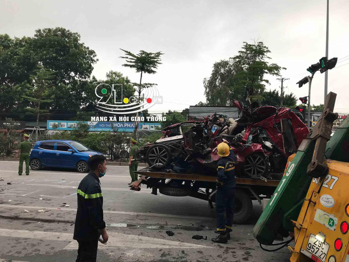 Hiện vụ ô tô con bị xe container chèn qua bẹp dúm đang được cơ quan chức năng điều tra, làm rõ.