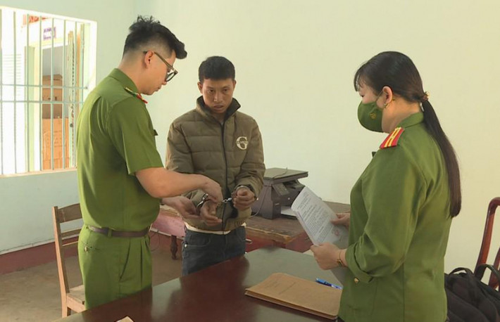 Thanh niên hiếp dâm con gái riêng của bạn gái: Ngày 23/3, Công an tỉnh Đắk Lắk đã thi hành quyết định khởi tố bị can, lệnh bắt tạm giam đối với Y Đinh Ayun (28 tuổi, ngụ Ea Tu, TP Buôn Ma Thuột) để điều tra về hành vi hiếp dâm người dưới 16 tuổi. Theo kết quả điều tra ban đầu, từ năm 2019 đến nay, Y Đinh Ayun đến sống chung như vợ chồng với một người phụ nữ (44 tuổi, ở TP Buôn Ma Thuột). Người phụ nữ này có một đứa con gái 12 tuổi. Trong hai ngày của tháng 7 và tháng 11/2022, lợi dụng người phụ nữ không ở nhà, Y Đinh Ayun đã hai lần khống chế thực hiện hành vi hiếp dâm cháu gái.