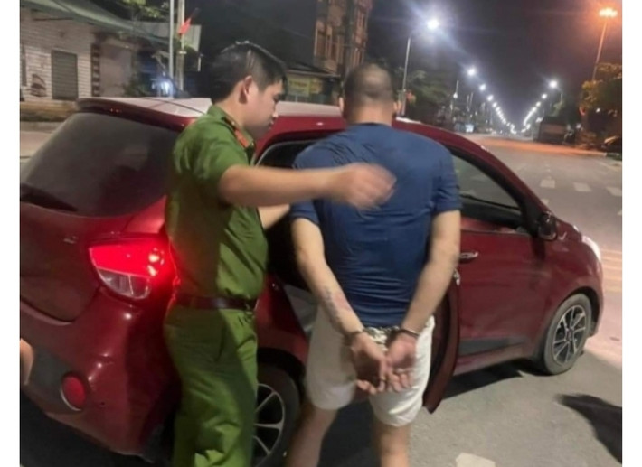 Anh ta ôm chặt nạn nhân từ phía sau, ghì dao vào cổ đe dọa đòi quan hệ tình dục. Nữ chủ quán lo sợ đến tính mạng nên làm theo mọi yêu cầu, dụ nghi phạm đi lòng vòng tìm bao cao su. Khi Cương mất cảnh giác, đặt con dao xuống bàn để chuẩn bị thực hiện hành vi đồi bại, nạn nhân vùng lên, cướp dao, phản kháng. Bị phản đòn, Cương vơ quần bỏ chạy đến ngoài cửa thì bị người dân khống chế.