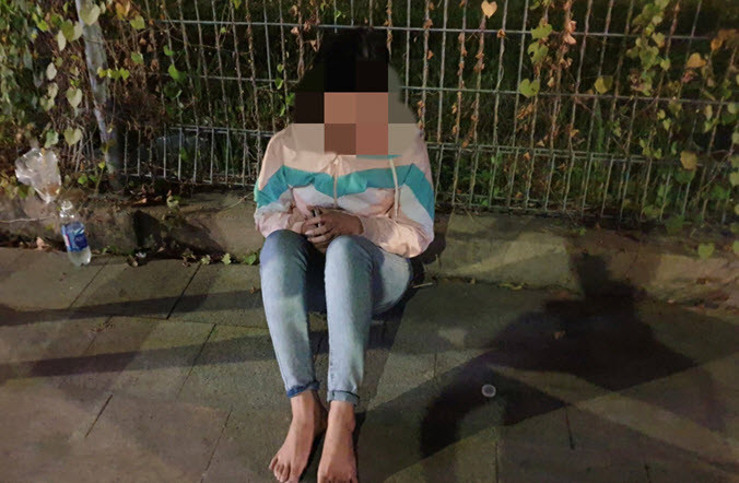 Bạn trai bỏ đi sau khi tâm sự, cô gái 22 tuổi bị cướp ngay xe máy: Khoảng 22h30 ngày 13/1, trong lúc tâm sự ở phường Lái Thiêu, TP Thuận An (tỉnh Bình Dương), chị Đỗ Trần Quỳnh N. (22 tuổi, quê Sóc Trăng) và bạn trai xảy ra mâu thuẫn. Sau khi bạn trai rời đi, chị N. đứng nói chuyện điện thoại thì bất ngờ 2 đối tượng xuất hiện dùng hung khí uy hiếp cướp xe của nạn nhân. Hôm nay, Công an TP Thuận An cho biết đang thụ lý giải quyết vụ việc.