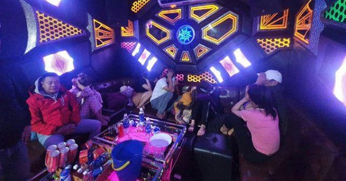 Phát hiện 9 đối tượng dương tính ma túy tại 2 quán karaoke: Khoảng 21h30 ngày 13/1, Công an huyện Duy Xuyên, tỉnh Quảng Nam bất ngờ kiểm tra cơ sở kinh doanh Karaoke Noke (thuộc xã Duy Nghĩa, huyện Duy Xuyên), qua kiểm tra, phát hiện có 1 phòng, 7 đối tượng có hành vi sử dụng trái phép chất ma túy, test nhanh cả 7 đối tượng đều dương tính với chất ma túy.