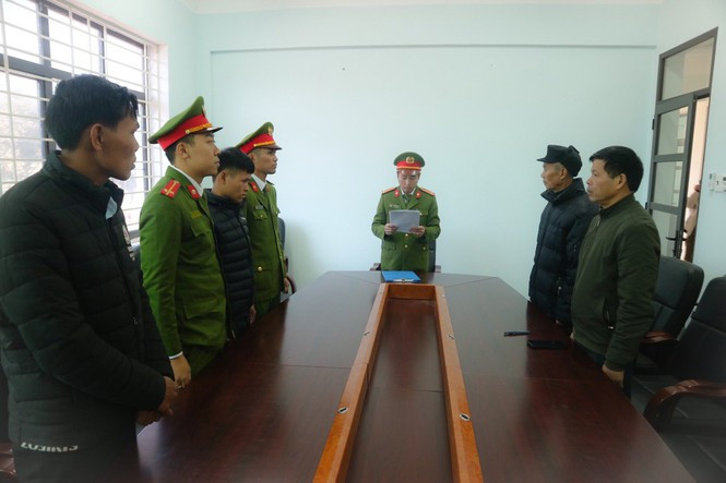 Nam thanh niên giao cấu nhiều lần với bé gái 14 tuổi: Khi đi dự đám cưới tại xã Đồn Đạc, huyện Ba Chẽ, Quảng Ninh, Triệu A Ba (tên gọi khác là Điệp, SN 1999) quen nữ sinh T.T.S (14 tuổi). Sau đó Ba làm quen, xin Facebook của S, rồi cả hai thường xuyên nhắn tin, gọi điện với nhau. Khi nảy sinh tình cảm yêu đương, cả hai đã nhiều lần quan hệ tình dục với nhau. Hôm nay, Công an huyện Ba Chẽ đã khởi tố Ba để điều tra về hành vi giao cấu với người từ đủ 13 tuổi đến dưới 16 tuổi.