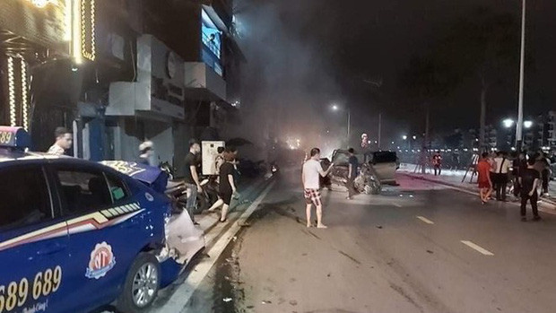 Say rượu tài xế Lexus tông chết nữ công an tại Hải Phòng: Khoảng 23h30 đêm 18/8, trên phố Tam Bạc, phường Phan Bội Châu, quận Hồng Bàng xảy ra vụ tai nạn giao thông liên hoàn làm một người chết và một người bị thương.