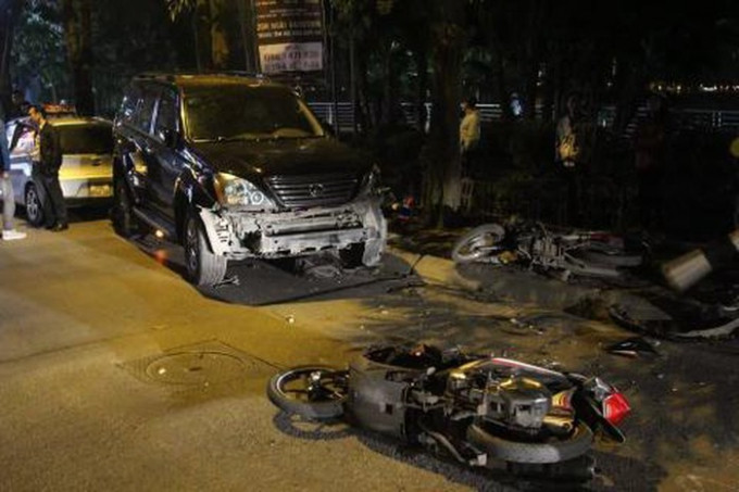 Sau đó, tài xế này tiếp tục điều khiển xe đi về phía trước, được khoảng 100 mét thì đâm vào xe máy điện, biển kiểm soát 27MD1-03289 do Hà Ngọc Minh, SN 2002 điều khiển theo hướng ngược lại, khiến thanh niên Hà Ngọc Minh tử vong trên đường đi cấp cứu. Vụ tai nạn đã làm 2 xe ô tô và xe máy điện bị hư hỏng. Qua kiểm tra nhanh, tài xế này có sử dụng rượu, bia trong khi điều khiển phương tiện.