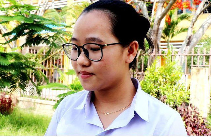 Trộm khoắng nhiều tài sản, để lại thẻ dự thi cho nữ sinh: Sáng 25/6/2019, em Nguyễn Thị Quỳnh Anh – học sinh lớp 12/6 Trường THPT Trần Cao Vân (ngụ phường An Mỹ, TP Tam Kỳ, Quảng Nam) thi môn đầu tiên kỳ thi THPT, đêm hôm trước, em bị trộm lấy cắp ví tiền nhưng rất may "hắn" để lại giấy tờ liên quan đến việc thi cử.