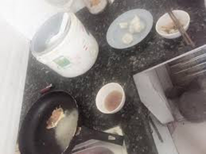 Tuy nhiên, đang hành sự thì hắn bỗng cảm thấy đói nên tranh thủ rán trứng để ăn với cơm nguội ngay tại bếp của gia chủ. Ăn no xong, hắn tiếp tục hành vi trộm cắp thì bị chủ nhà phát hiện.
