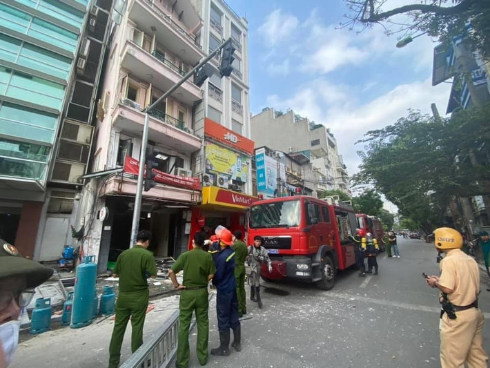Theo thông tin ban đầu vụ nổ bình ga nứt nhà 5 tầng ở Hà Nội khiến 3 người bị thương xảy ra vào khoảng 15h30 ngày 11/5. Địa điểm vụ nổ bình ga đã xảy ra tại một nhà hàng Gà rán Bonchon 32 Cửa Nam thuộc phường Cửa Nam, quận Hoàn Kiếm. Hà Nội.
