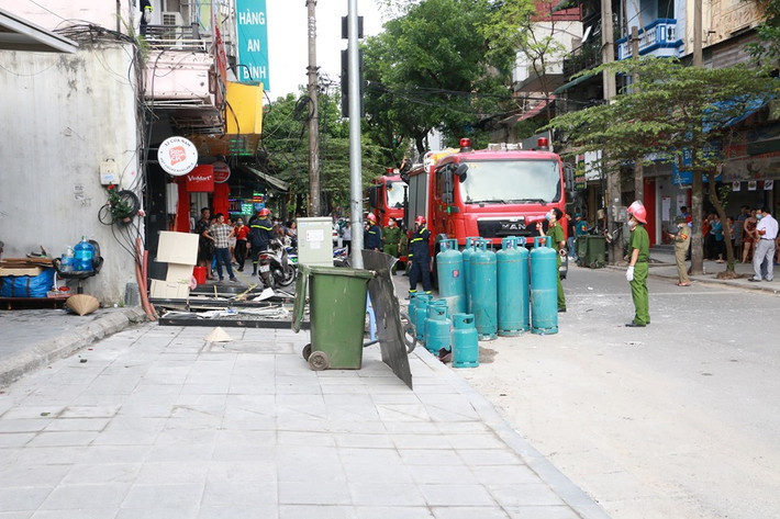 Lực lượng chức năng đã di chuyển nhiều bình ga từ phía trong nhà hàng ra ngoài.
