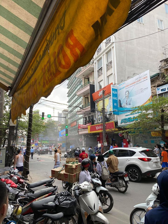 Theo những nhân chứng có mặt tại hiện trường, vào thời điểm nói trên, một vụ nổ lớn đã bất ngờ xảy ra tại địa chỉ 32 Cửa Nam. Khoảng 5 phút sau, có 6 - 7 nhân viên của quán cùng dìu nhau xuống dưới nhà và được đưa đi cấp cứu ngay sau đó.