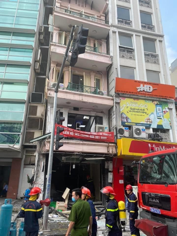 Theo ông Trần Văn Vinh bảo vệ nhà hàng Gà rán Bonchon cho biết, lúc đấy tôi chỉ nghe thấy một tiếng nổ lớn rồi bị sức ép của vụ nổ đẩy ngã cùng nhiều đồ đạc trong quán, tôi chỉ định thần lại khi được một người kéo ra khỏi vụ nổ. Hiện tại tôi chỉ bị xây xước nhẹ xung quanh người.