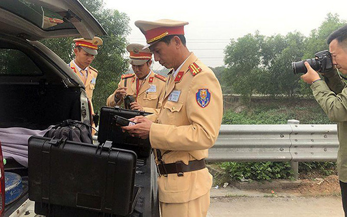 Đây là một trong số các điểm mới của Dự thảo Luật đảm bảo trật tự an toàn giao thông. Mới đây, trao đổi với báo chí, đại tá Đỗ Thanh Bình, Cục phó Cục CSGT, Bộ Công an (đơn vị chủ trì soạn thảo dự Luật) cho biết với ý tưởng này, Bộ Công an sẽ trang bị, lắp đặt các thiết bị kỹ thuật để giám sát cảnh sát giao thông khi làm nhiệm vụ tuần tra, kiểm soát trên mọi tuyến đường.
