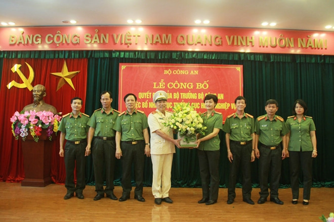 Thứ trưởng Nguyễn Duy Ngọc đề nghị thiếu tướng Tô Văn Huệ tiếp tục nỗ lực, phát huy kinh nghiệm, trí tuệ, nâng cao năng lực công tác, đoàn kết cùng tập thể, hoàn thành tốt các nhiệm vụ được giao.