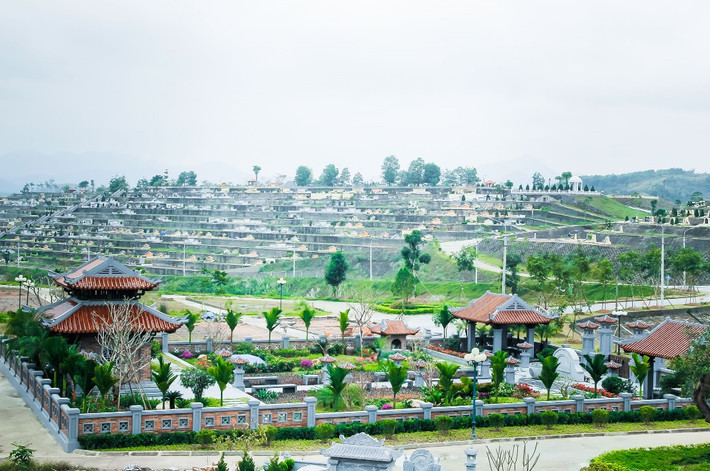 Chính vì vậy, các khu mộ mang dáng dấp kiểu nhà vườn của gia đình, dòng tộc đã xuất hiện, chúng được trang trí khá kỳ công. Ghi nhận tại công viên nghĩa trang Lạc Hồng Viên (Hòa Bình), hàng chục khu mộ trị giá bạc tỷ nằm san sát nhau trên những quả đồi rộng rãi, thoáng mát.