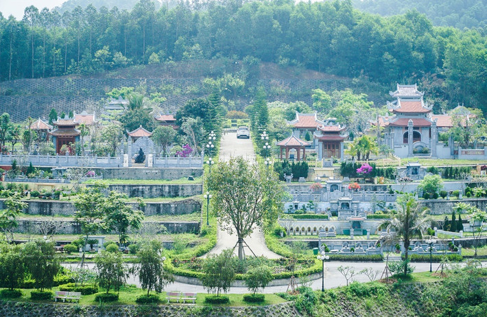 Chuyện mồ mả từ lâu nay vốn được người Việt Nam rất coi trọng, đặc biệt khi xã hội ngày càng phát triển, nhu cầu tâm linh, hướng về cội nguồn lại càng trở nên thiết thực trong đời sống hàng ngày.