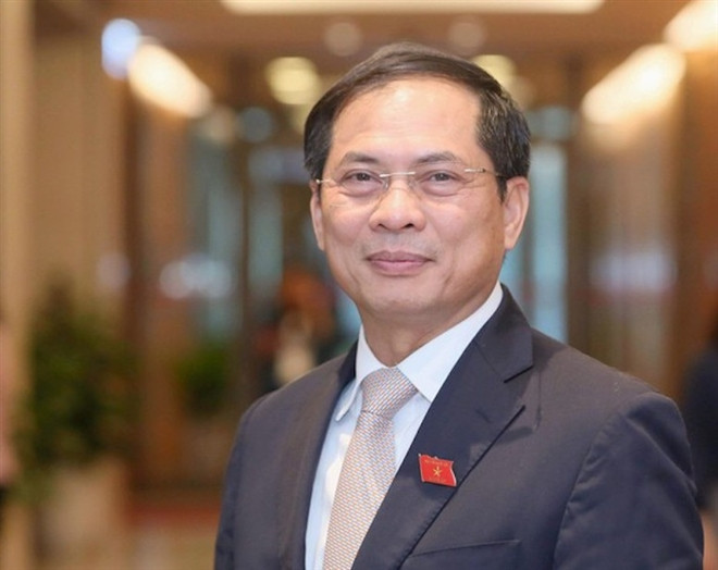 Bộ trưởng Ngoại giao Bùi Thanh Sơn chia sẻ cảm xúc tự hào, xúc động nhưng không quên nhắc đến trách nhiệm nặng nề. Nhấn mạnh đất nước ta có vị thế, cơ đồ, tiềm lực “chưa bao giờ có”, tân Bộ trưởng cho rằng với ngành ngoại giao, nếu có thực lực, tiếng chuông sẽ vang xa. Ông Sơn nhấn mạnh chủ trương kiên định, kiên trì đường lối đối ngoại độc lập, tự chủ, hòa bình, hợp tác và phát triển; đa phương hóa, đa dạng hóa quan hệ đối ngoại. Đặc biệt, ông xác định ngoại giao kinh tế sẽ là trọng tâm thời gian tới.