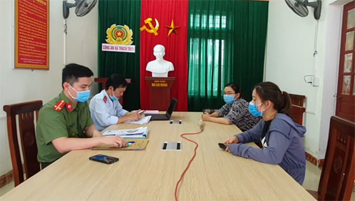 Phạt 2 đối tượng đăng tin sai sự thật về bắt cóc trẻ em trên facebook: Ngày 14/4, cơ quan chức năng tỉnh Hà Tĩnh đã xử phạt 5 triệu đồng đối với 2 người là chị N.T.K.L (SN 1992) và chị N.T.N (SN 1994 đều trú TP Hà Tĩnh) về hành vi cung cấp, chia sẻ lên facebook thông tin bịa đặt về bắt cóc trẻ em gây hoang mang dư luận.