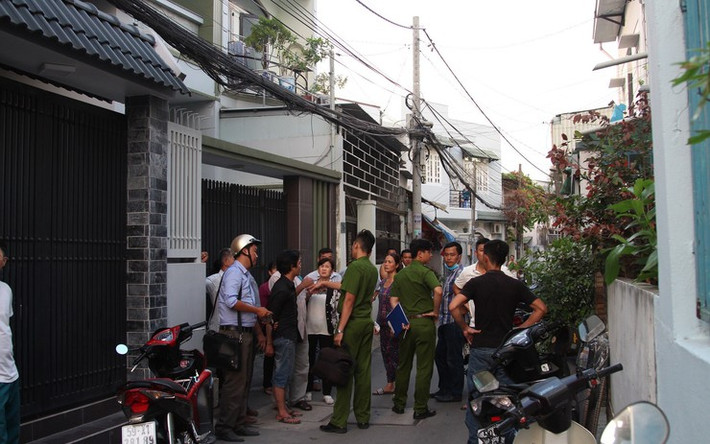 Tiếp nhận tin báo, Công an xã Bình Mỹ kết hợp với Cơ quan CSĐT và các đội nghiệp vụ CA huyện Củ Chi đã nhanh chóng đến khám nghiệm hiện trường, khám nghiệm tử thi. Thông tin điều tra ban đầu cho biết, nạn nhân Lê Huỳnh Cẩm Uyên hiện là sinh viên năm thứ nhất trường Đại học Công nghệ Sài Gòn. Uyên và Quân nảy sinh tình cảm từ khoảng 8 tháng nay. Thỉnh thoảng Uyên thường sang nhà Quân phụ dọn dẹp và coi quán cà phê. (Ảnh minh họa, nguồn Internet)