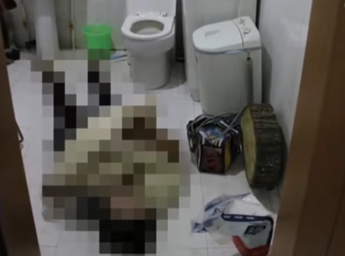 Quân liền chạy vào toilet ở bên hông phòng ngủ thì kinh hoàng phát hiện Uyên nằm bất động trên nền gạch gần bồn cầu, trên người chỉ còn một chiếc quần nhỏ. Gần nơi Uyên nằm, chiếc quần lửng và áo của nạn nhân bị nhàu nát và vứt ngổn ngang... Quân bèn tri hô, nhờ hàng xóm đưa Uyên đến Phòng khám ở phường Hiệp Thành, quận 12 để cấp cứu. Nhưng Uyên đã chết do bị nhiều vết thương nghiêm trọng ở đầu và vùng thái dương phải, gây chảy máu. (Ảnh minh họa, nguồn Internet)