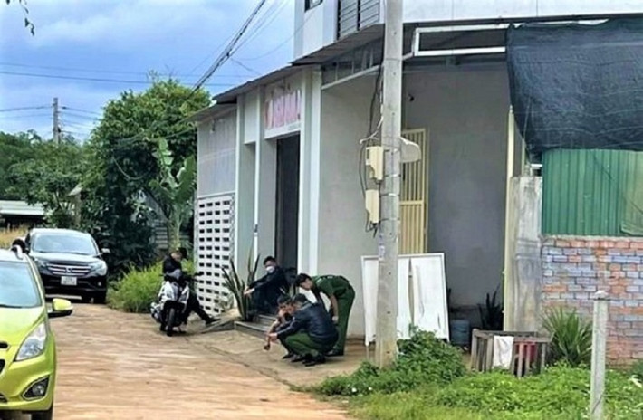 Theo đó, khoảng 13h ngày 2/1, đối tượng Phan Quốc Tuấn (33 tuổi) và chị P.N.A.T. (20 tuổi) trú cùng tại phường Khánh Xuân đến thuê một nhà nghỉ trên địa bàn. Đến 14h50 cùng ngày, Tuấn lấy xe máy và rời khỏi nhà nghỉ. 11h30 ngày hôm sau, quản lý nhà nghỉ mở cửa phòng, phát hiện chị T. đã tử vong trong tư thế nằm sấp. (Ảnh: Tiền Phong)