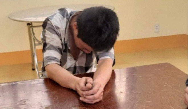 Rất nhanh chóng, phía Công an xác định nam thanh niên đi cùng nạn nhân vào nhà nghỉ chính là Phan Quốc Tuấn (33 tuổi, trú cùng phường Khánh Xuân). Tuy nhiên, thời điểm này, Tuấn không ở nhà và mọi thông tin, liên lạc liên quan đến Tuấn đều bị cắt đứt. (Ảnh: Zing.vn)