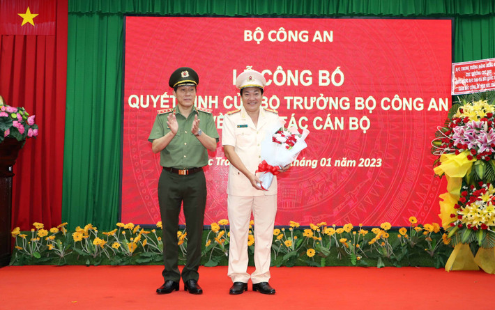 Ngày 5/1, tại trụ sở Công an tỉnh Sóc Trăng đã diễn ra lễ công bố quyết định của Bộ trưởng Bộ Công an về công tác cán bộ. Tại buổi lễ, Thiếu tướng Bùi Văn Quyền – Phó Cục trưởng Cục Tổ chức cán bộ, Bộ Công an đã thông qua Quyết định về việc điều động cán bộ đối với đại tá Lâm Thành Sol - Giám đốc Công an tỉnh Sóc Trăng nhận nhiệm vụ Phó Cục trưởng Cục Ngoại tuyến, Bộ Công an. (Ảnh Vietnamnet)