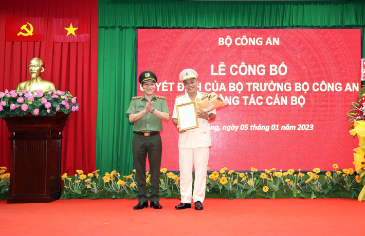 Đồng thời, công bố Quyết định về việc điều động, bổ nhiệm Đại tá Bùi Quốc Khánh – Phó Cục trưởng Cục B04 đến nhận công tác và giữ chức vụ Giám đốc Công an tỉnh Sóc Trăng. (Ảnh Vietnamnet)