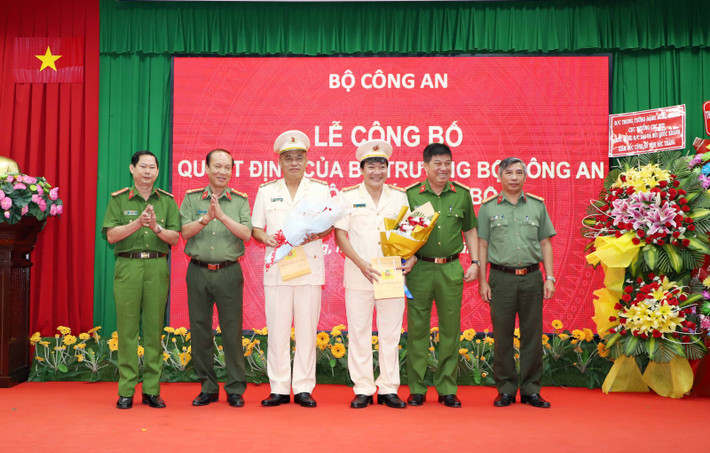 Phát biểu nhận nhiệm vụ, đại tá Bùi Quốc Khánh hứa sẽ quyết tâm phấn đấu để thực hiện tốt nhiệm vụ đã được lãnh đạo Đảng ủy, Bộ Công an và Tỉnh ủy, UBND tỉnh Sóc Trăng giao phó. Cùng Ban Giám đốc và toàn thể cán bộ, chiến sỹ Công an tỉnh Sóc Trăng phát huy tinh thần đoàn kết, sáng tạo, chủ động thực hiện tốt nhiệm vụ, xây dựng lực lượng ngày càng trong sạch, vững mạnh. (Ảnh: CAND)