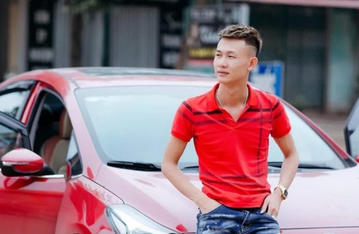 Ngày 15/6, Cơ quan điều tra Công an huyện Lục Nam (tỉnh Bắc Giang) cho biết, đã khởi tố vụ án, tạm giữ hình sự YouTuber Duy Thường (tên thật là Đào Văn Thường) và 11 thanh niên để điều tra vụ hỗn chiến tại xã Lan Mẫu, làm 2 người bị thương, nghi là do súng tự chế bắn đạn hơi. 