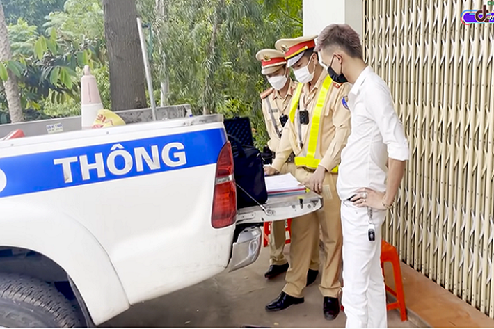 Mới đây, trong một lần chạy quá tốc độ cho phép, Duy Thường và team của mình đã bị cảnh sát giao thông lập biên bản xử phạt. Dù sai phạm, thay vì tiếp thu, nam Youtuber đã làm một clip bị bắt giữ rồi đăng tải lên kênh Youtube với nhiều giọng điệu thách thức khiến nhiều người ngán ngẩm, bức xúc.