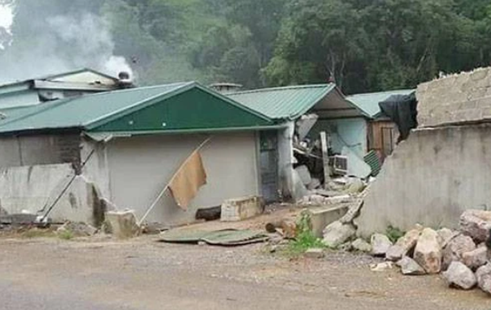 Cảnh sát cầm loa thuyết phục, rồi thương thuyết nhưng Tuân và đám đàn em vẫn cố thủ với vũ khí và nhiều bình gas. Người thân của chúng được đưa tới để khuyên nhủ đầu hàng, song những kẻ này quyết chống cự. Chúng xả súng và ném lựu đạn ra bên ngoài. (Ảnh: Zing.vn)