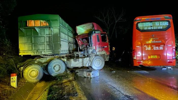 Ngày 6/3, Ban An toàn giao thông tỉnh Tuyên Quang cho biết, vụ x e đầu kéo va chạm xe khách xảy ra khoảng 21h15 ngày 5/3, tại Km 199+700, Quốc lộ 2 thuộc thôn 65, xã Yên Lâm, huyện Hàm Yên.