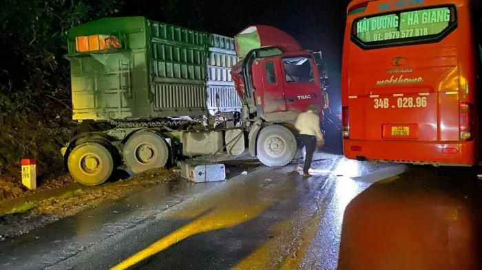Thời điểm trên, ô tô đầu kéo BKS: 88C-020.29 kéo theo sơmi rơmoóc BKS: 88R-0189 do anh Hồ Xuân Chiến (SN 1987, trú tại thôn Đền Thõng, thị trấn Đại đình, Tam Đảo, Vĩnh Phúc) điều khiển đi theo hướng Hà Nội - Hà Giang đã xảy ra va chạm với xe ô tô khách BKS: 34B-028.96 do anh Nguyễn Ngọc Trường (SN 1986; trú tại thôn 2, xã Văn Hội, Ninh Giang, Hải Dương).