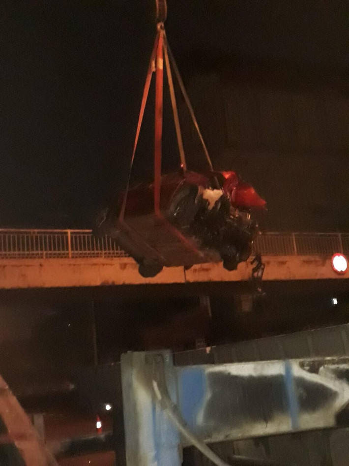 Vào khoảng thời gian trên, ô tô 5 chỗ biển số Bắc Giang đi ngược đường trong làn thô sơ hướng Hà Nội - Hải Dương. Chiếc xe sau đó mất lái, lao lên vỉa hè rồi tiếp tục tông vào cầu vượt cho người đi bộ. Thời điểm xảy ra tai nạn trên xe có 3 người nước ngoài.