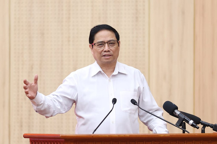 Đẩy mạnh tái cơ cấu nông nghiệp, ứng phó hiệu quả biến đổi khí hậu theo hướng quy mô lớn, ứng dụng công nghệ cao, năng suất, chất lượng, giá trị gia tăng cao. Bảo đảm hài hòa giữa đánh bắt và nuôi trồng thủy sản; đánh bắt xa bờ, bảo vệ bền vững nguồn lợi thủy sản; không để xảy ra đánh bắt bất hợp pháp. Bảo vệ và phát triển rừng, đặc biệt rừng đặc dụng. (Ảnh: Báo Tin Tức)