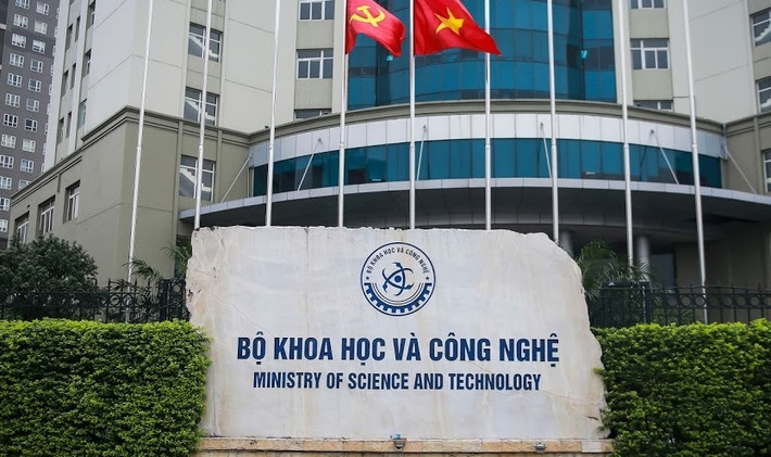 3 vụ trưởng, vụ phó, cựu vụ trưởng bị khởi tố: Quá trình mở rộng điều tra vụ kit test Việt Á, Bộ Công an xác định có dấu hiệu sai phạm trong việc quản lý, nghiên cứu, chuyển giao đề tài khoa học về sản phẩm kit xét nghiệm COVID-19 tại Bộ Khoa học & Công nghệ. Cùng với đó là dấu hiệu sai phạm trong việc cấp phép đăng ký lưu hành tạm thời, cấp phép đăng ký lưu hành chính thức sản phẩm kit xét nghiệm COVID- 19, việc hiệp thương giá sản phẩm kit xét nghiệm với Công ty Việt Á tại Bộ Y tế.