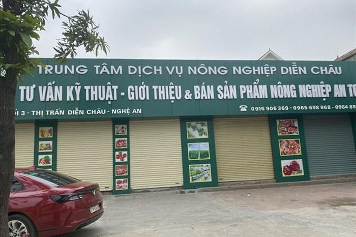 Cách chức Giám đốc Trung tâm dịch vụ nông nghiệp huyện Diễn Châu: Ngày 6/3, UBND huyện Diễn Châu, Nghệ An) cho biết, vừa ký quyết định kỷ luật cách chức ông Nguyễn Trọng Bốn, Giám đốc Trung tâm dịch vụ nông nghiệp huyện Diễn Châu. Theo đó, ông Bốn đã vi phạm nghiêm trọng quy định của pháp luật về đầu tư, xây dựng, tài chính, kế toán, quản lý, sử dụng tài sản công...