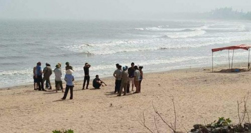 Phát hiện thi thể người đàn ông trôi dạt trên biển: Ngày 6/3, Công an xã Cam Bình, TP Cam Ranh, Khánh Hòa cho biết, chiều 5/3, hai ngư dân chèo thuyền ra khu vực biển trước Bãi Nồm để thả lưới thì phát hiện một thi thể đang trôi dạt trên biển. Người đàn ông xấu số khoảng hơn 30 tuổi, chân đi tất màu xanh đậm, mặc áo gió màu xanh đậm. (Ảnh minh hoạ)