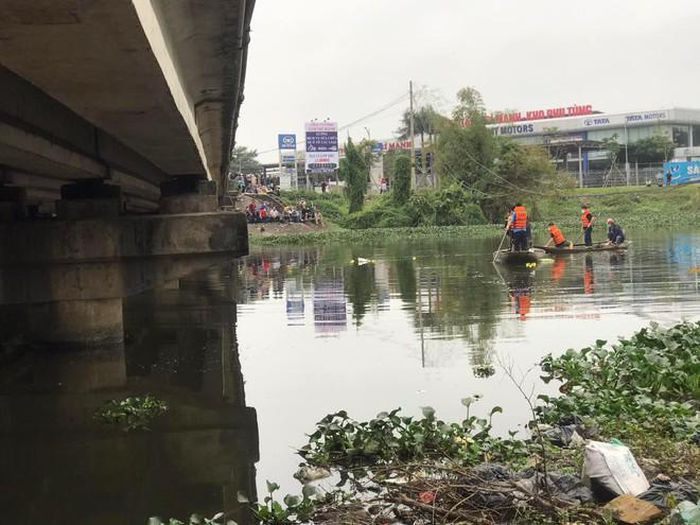 Va chạm với thành cầu, nam thanh niên rơi xuống sông: Đêm 5/3, người dân nghe tiếng va chạm mạnh trên cầu Bùng thuộc xã Diễn Kỷ, huyện Diễn Châu, Nghệ An. Khi lại gần xem thì thấy một chiếc xe máy đổ ở trên cầu, không thấy người đâu. Nghi ngờ có người gặp nạn rồi rơi xuống sông, người dân đã điện báo tin lực lượng chức năng. Trưa 6/3, thi thể anh N.V.T. (SN 2000, trú tại xã Diễn Ngọc) đã được tìm thấy.