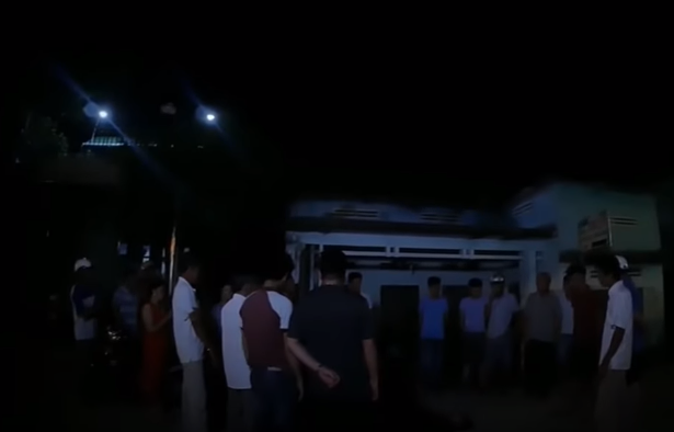 Theo hồ sơ vụ án, khoảng 0h ngày 6/6/2018, người dân phát hiện hai thanh niên có nhiều vết thương, nằm bất tỉnh, gần đó là chiếc xe máy ngã trên đường ở Tổ dân phố 3, thị trấn Đức Phổ, tỉnh Quảng Ngãi liền đưa đi cấp cứu, đồng thời trình báo Công an.