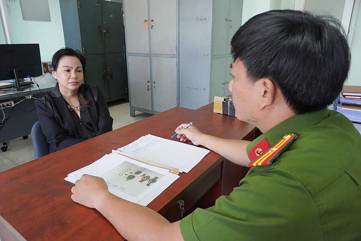 Nữ giúp việc trộm két sắt chứa tài sản 3,4 tỷ đồng: Võ Thị Ngọc Quyền (47 tuổi, ngụ quận 7, TP HCM) là nhân viên dọn vệ sinh tại công ty L. (trụ sở tại khu dân cư Him Lam, xã Bình Hưng, huyện Bình Chánh) do ông L.S (68 tuổi, quốc tịch Hồng Kông) làm Giám đốc. Quyền để ý trong phòng làm việc của ông S có 1 tủ gỗ không khoá, bên trong chứa két sắt nhỏ được thiết kế cố định vào tủ. Khi ông S đi vắng, Quyền đã thuê người phá két sắt lấy tổng tài sản khoảng 3,4 tỷ đồng. Ngày 8/4, Công an TP HCM đã tạm giữ Võ Thị Ngọc Quyền để điều tra, làm rõ.